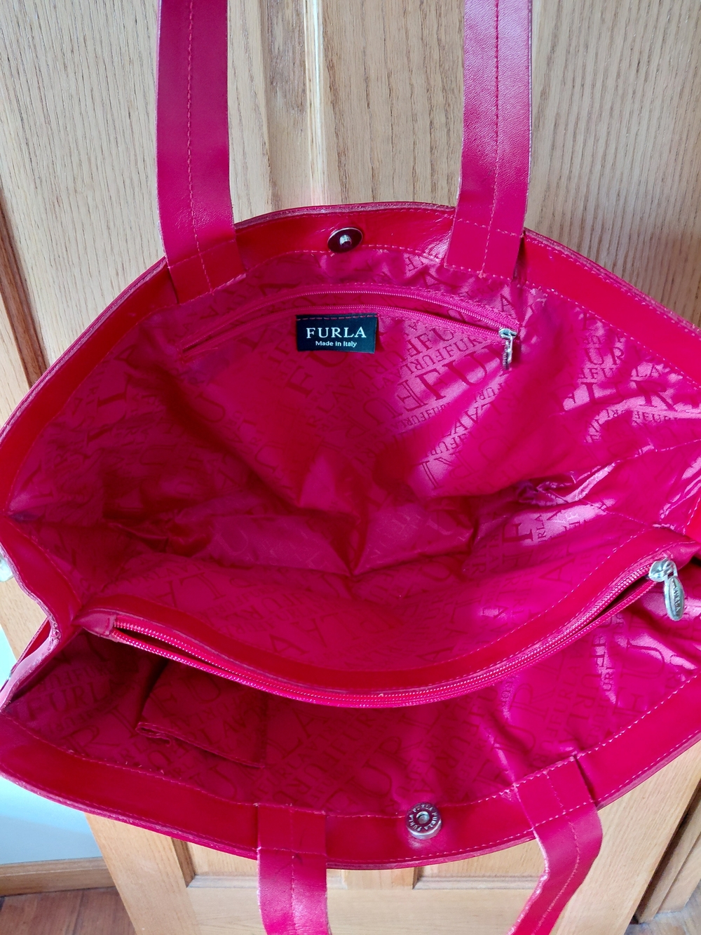Furla Red Leather Tote Bag - Sleek Everyday Carry - Picture 2 of 7